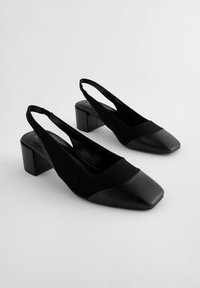 Mustat slingback-kengät, joissa on neliskulmainen kärki, yhdistelmä sileää nahkaa ja mokkaa sekä tukevat palkeilla varustetut korot.