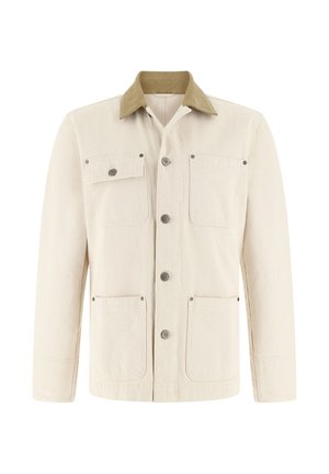 Chaqueta color crema con cuatro bolsillos frontales, cierre con botones y cuello contrastado de color marrón claro.