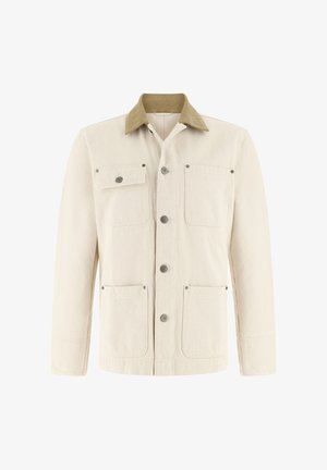 Giacca color crema con quattro tasche frontali, chiusura con bottoni e colletto marrone chiaro a contrasto.