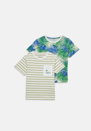 To børns t-shirts med korte ærmer: én med grønne og hvide striber og en lomme med palmetræsmotiv, den anden med grønne og blå tropiske bladmønstre.