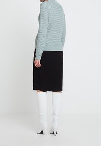 KIOMI Sweter