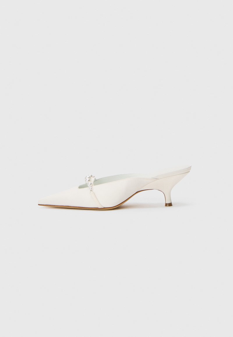 Scarpa slingback bianca a punta con tacco basso, dotata di un elegante accento di perla sul davanti e una finitura in raso liscia.