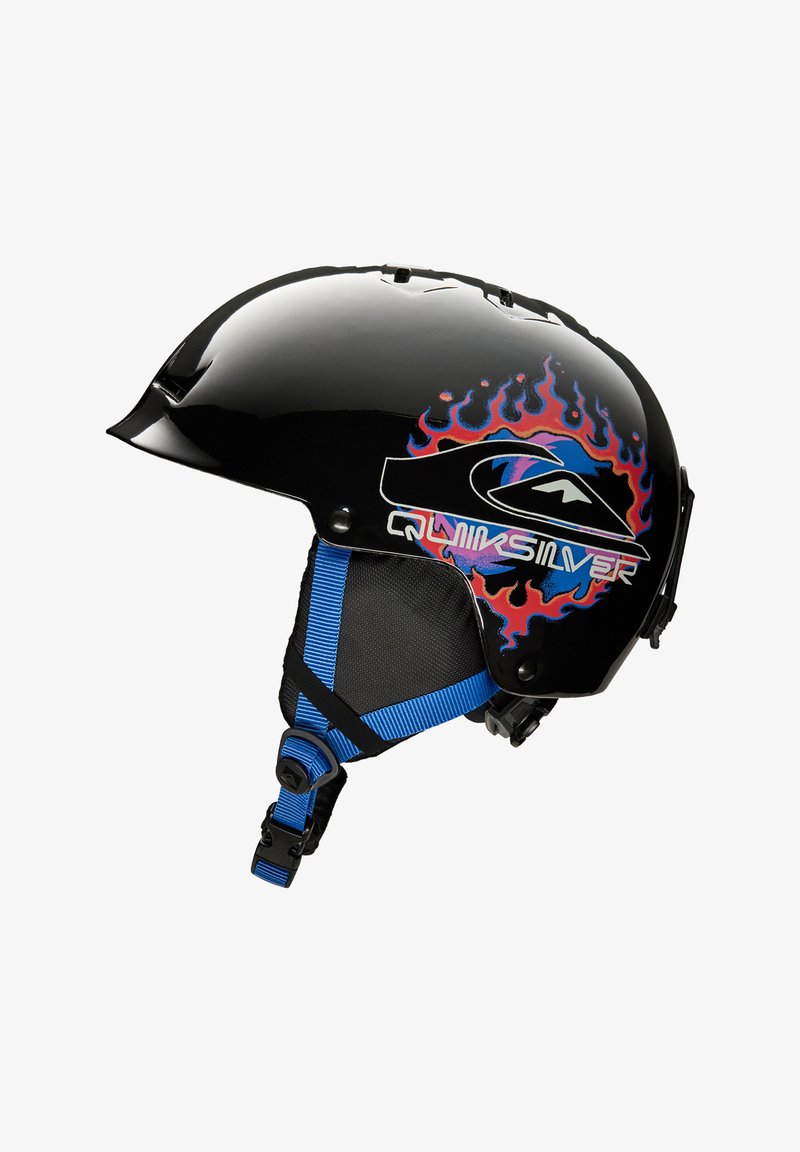 Svart blank sports hjelm med blå og rød flamme-design, blå justerbar stropp og beskyttende ørepadding.