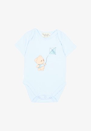 Lichtblauw babyrompertje met een kleine teddybeer die een blauw gestreepte vlieger vasthoudt, bedrukt op de borst.