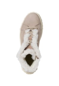 Zapatillas de ante beige con forro de piel sintética, punta redonda y cordones beige. Suela gruesa y texturizada con un detalle de cuello acogedor.
