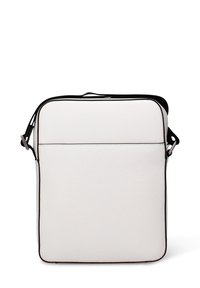 Borsa a tracolla in pelle bianca con superficie testurizzata. Presenta rifiniture nere e una tracolla. Forma rettangolare semplice. Design minimalista.