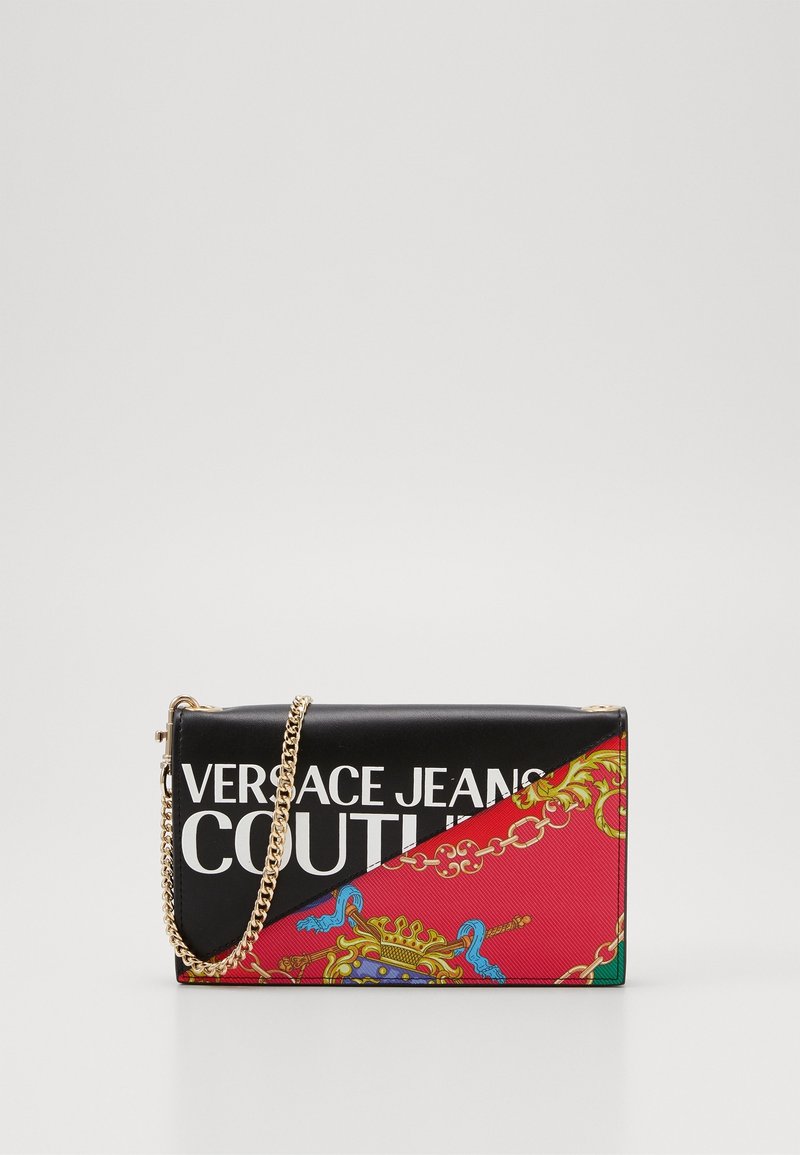Borsa nera e rossa con tracolla a catena, caratterizzata da una stampa grafica distintiva e dalla scritta "VERSACE JEANS COUTURE" sul davanti.