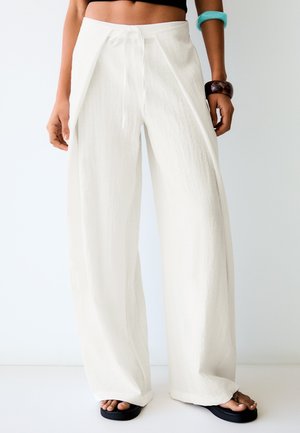 Bershka TROUSERS - Pantalon classique - white