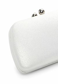 Clutch en blanco con textura y bordes redondeados, que presenta una superficie suave y dos acentos metálicos en el cierre.