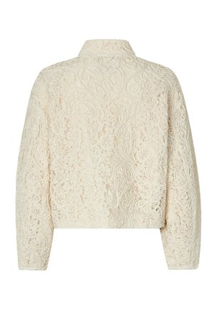 Kantjasje in crème met een gestructureerd bloemenpatroon, lange mouwen en een kraag. De achterkant heeft intrigerende uitsnijdetails.