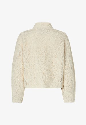 Lacetová bunda v krémovej farbe s textúrovaným kvetinovým vzorom, dlhé rukávy a golier. Chrbát má zložitú výrezovú dekoráciu.