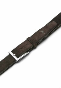 Brauner Wildledergürtel mit einer silbernen Metallschnalle, der mehrere verstellbare Löcher und eine glatte, strukturierte Oberfläche aufweist.