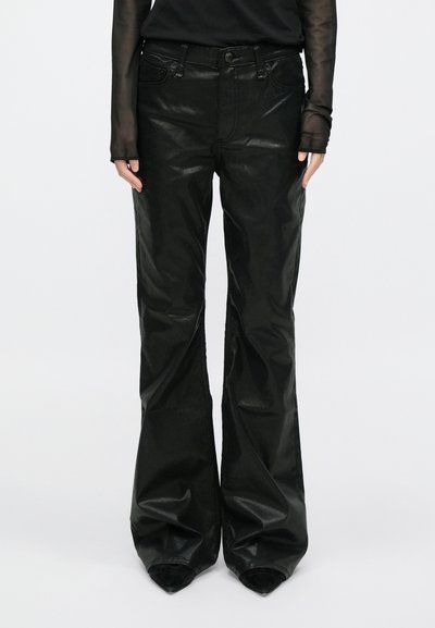 Čierne rozšírené nohavice z imitácie kože s prednými vreckami a vysokým pásom, s lesklým povrchom a hladkou textúrou.