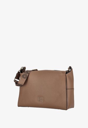Borsa a tracolla in pelle marrone con texture, con tracolla larga regolabile che presenta testo nero e logo "ER" in argento sulla parte frontale.