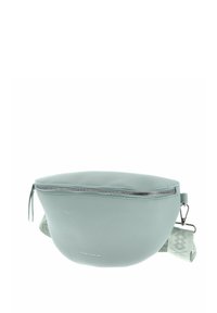 Sac banane en cuir vert clair avec une texture lisse, de forme ovale, fermeture zippée et une sangle ajustable à motifs. Présente un logo.