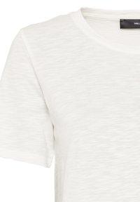 Camiseta blanca de manga corta con cuello redondo, hecha de un tejido ligero y texturizado, que presenta sutiles y finos patrones jaspeados.