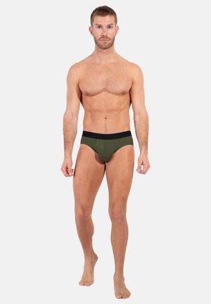 Grüne Herrenunterhosen mit einem schwarzen elastischen Bund, der das Markenlogo trägt, aus glattem, dehnbarem Material für Komfort und Passform.