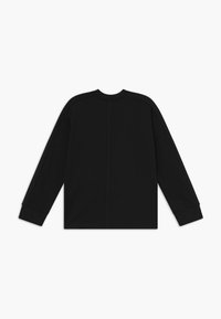 Maglia nera a maniche lunghe con scollo a girocollo, realizzata in tessuto morbido. Presenta cuciture piatte e una texture uniforme senza grafiche o motivi visibili.