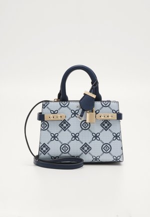 Blå og lyseblå mønstret taske med guldfarvet hardware, en hængelåsdetalje, korte håndtag og en aftagelig skulderrem.