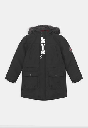 Czarna zimowa parka Levi's z kapturem obszytym futrem, przednim suwakiem, czterema kieszeniami oraz logo Levi's pionowo umieszczonym na środku pleców.