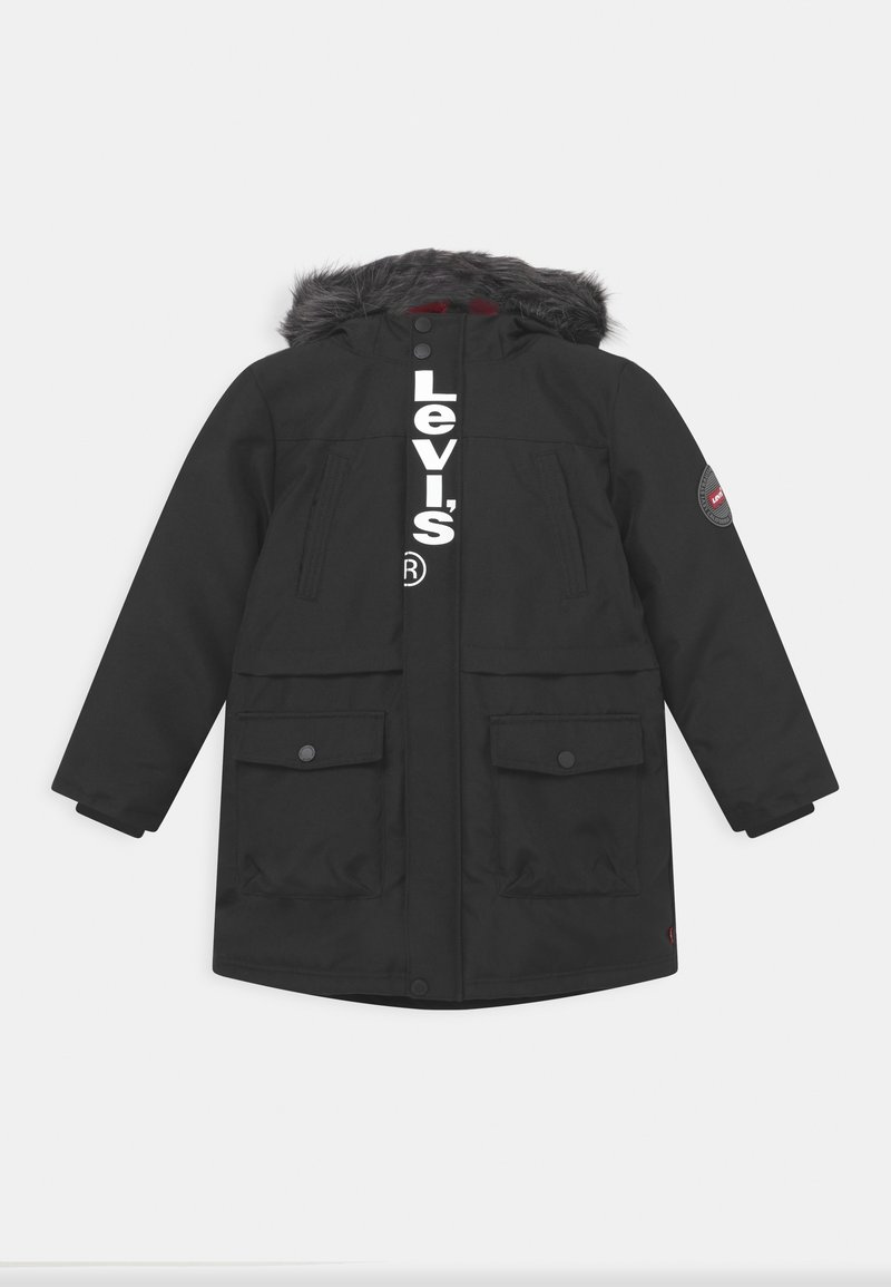 Parka d'hiver noire Levi's avec capuche bordée de fourrure, fermeture éclair à l'avant, quatre poches, et logo Levi's centré verticalement dans le dos.