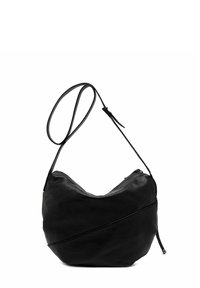 Borsa a spalla nera in pelle con una forma curva e asimmetrica. Dotata di chiusura con zip e una lunga tracolla regolabile. Texture liscia.