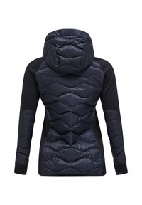 Padded jack in navy met een gequilt ontwerp op de rug. Voorzien van een capuchon, zwarte stretchstof op de mouwen en zijkanten, en elastische manchetten.