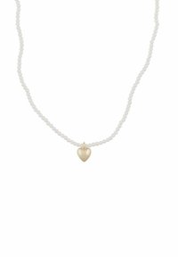 Vit pärl halsband med en liten hjärtformad berlock i guld centrerad mot en vit bakgrund.