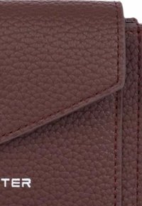 Portafoglio in pelle marrone con texture, dotato di chiusura a soffietto, caratterizzato da cuciture rosse e un logo bianco prominente nella parte inferiore.