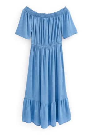 Hellblaues schulterfreies Kleid mit kurzen Ärmeln, geraffter Taille und Rüschensaum aus leichtem Stoff mit dezenten vertikalen Streifen.