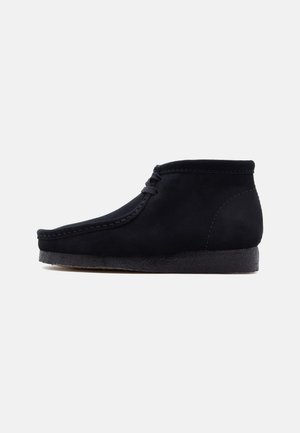 Clarks Originals WALLABEE BOOT - Sportlicher Schnürer - black