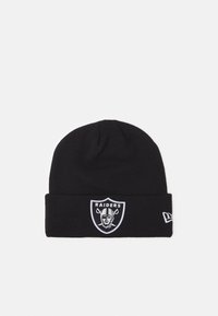 Gorro de punto negro con puño doblado, logotipo de los Raiders bordado en blanco y gris, y un pequeño detalle de etiqueta lateral. Textura suave.