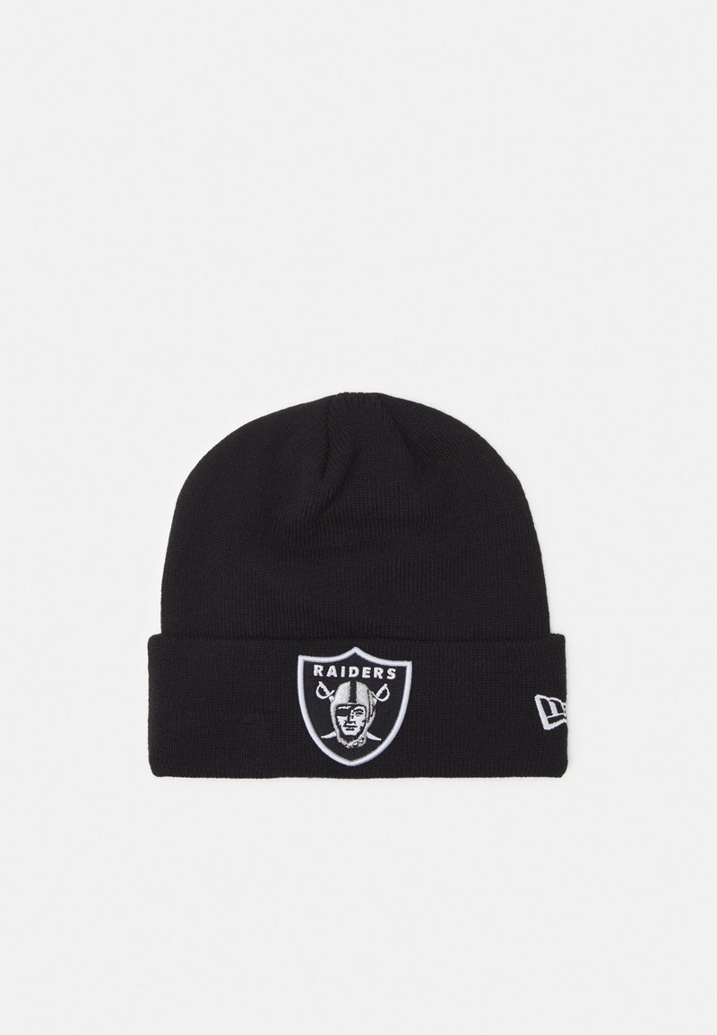 Gorro de punto negro con puño doblado, logotipo de los Raiders bordado en blanco y gris, y un pequeño detalle de etiqueta lateral. Textura suave.