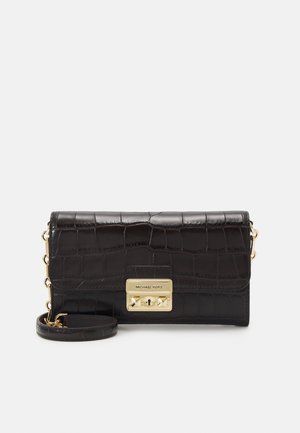 Czarna torba na ramię z tłoczonej skóry krokodyla, z złotym zapięciem i regulowanym paskiem, o prostokątnym kształcie, z logo Michael Kors na zamku.