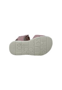 Infradito rosa con cinturino regolabile, materiale superiore liscio e suola in gomma testurizzata con motivi floreali e un design antiscivolo.