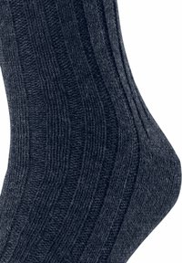 Dunkelgraue gerippte Socke mit einer strukturierten Oberfläche, die abwechselnd vertikale Streifen und eine enge, formschlüssige Passform aufweist.