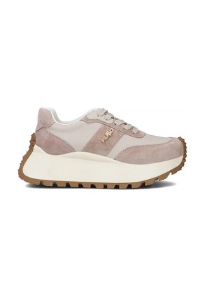 Jasnoróżowe skórzane i zamszowe sneakersy z grubą białą platformą i brązową gumową podeszwą, wyposażone w sznurówki i minimalizm w logotypach.