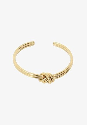 Goudkleurige cuff armband met een gedraaid ontwerp, voorzien van een knoopdetail in het midden. Gladde textuur en open uiteinden voor verstelbaar draagcomfort.