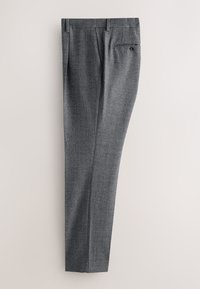 Pantalon habillé gris sur mesure pour homme avec une poche latérale et une fermeture par bouton, affiché à plat sur un fond clair.