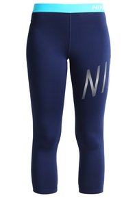 Granatowe legginsy z turkusowym pasem mają pionowy, biały logo "NIKE" z przodu i wykonane są z elastycznego, gładkiego materiału.