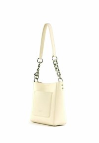 Sac à main rectangulaire de couleur crème avec une poche avant, une chaîne en argent et une poignée en cuir, ainsi que deux boutons argentés sur le côté.