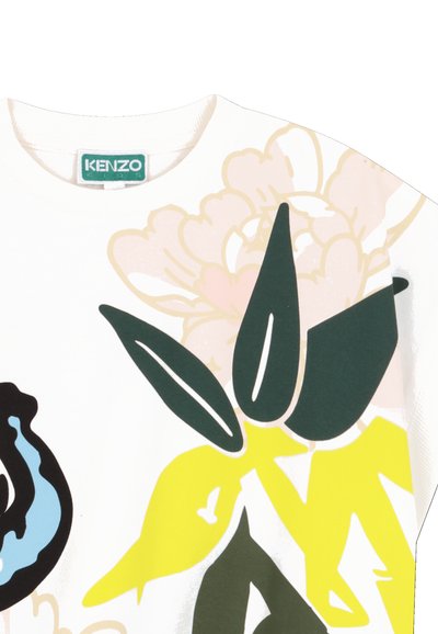 T-shirt Kenzo blanc avec grand imprimé floral abstrait en jaune, vert foncé, bleu et rose clair près de l'encolure.
