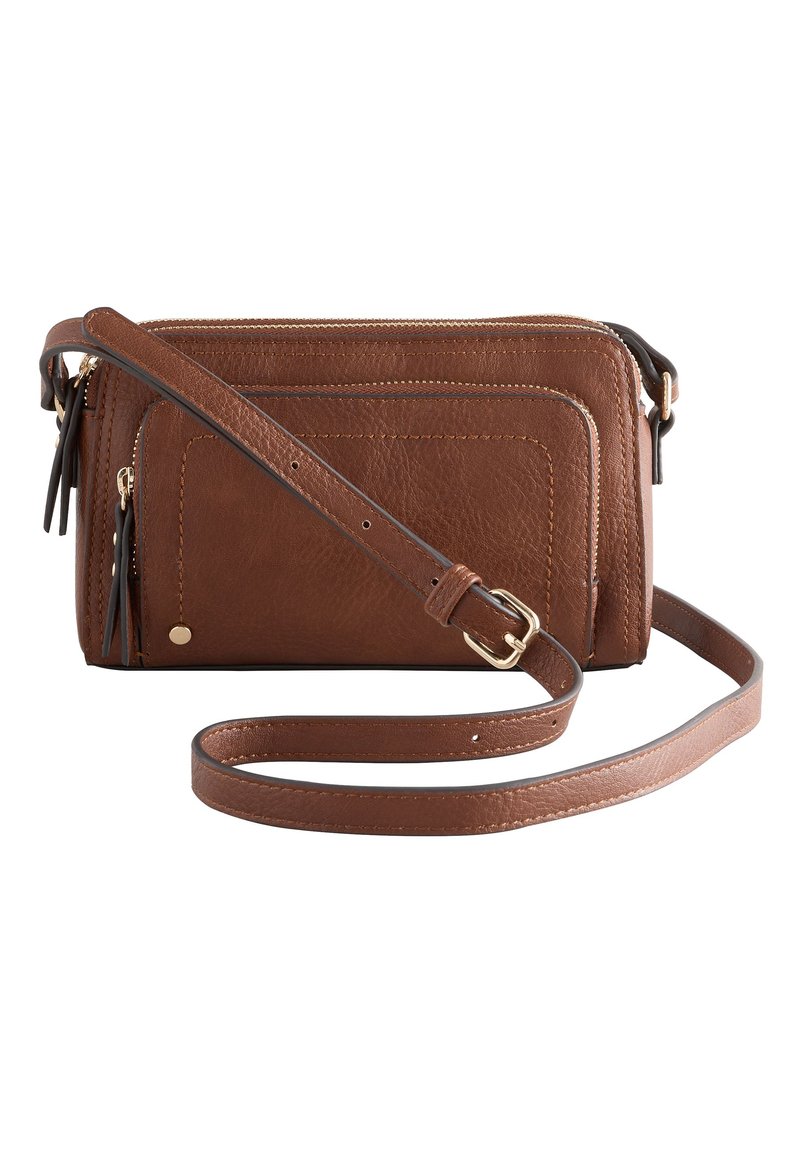 Sac bandoulière en cuir marron avec une finition texturée, comportant plusieurs compartiments zippés et une bandoulière détachable. Accents de quincaillerie dorée.