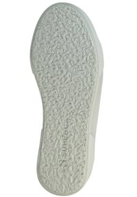 Suela de zapatilla de goma blanca con superficie texturizada, talón redondeado y costura lateral. Presenta el nombre de la marca en relieve "SUPERGA."