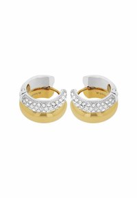 Orecchini a cerchio in oro e argento con un design curvo, dotati di brillanti trasparenti incastonati lungo il bordo superiore. Finitura metallica liscia.