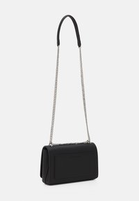 Černá kožená crossbody taška se stříbrným řetízkovým popruhem a hladkým povrchem. Má obdélníkový tvar a přední kapsu.
