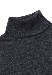 Grau, grob gestrickter Rollkragenpullover mit weichem Textil und geripptem Kragen. Der Stoff zeigt subtile Farbtonvariationen.