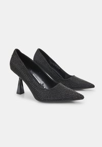 Pantofi cu toc înalt negri, cu vârf ascuțit, acoperiți cu strasuri, având o suprafață texturată și un design cu toc pătrat.