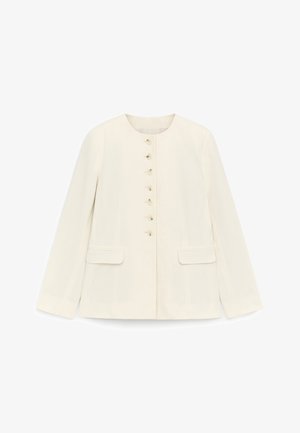 Cremefarbener Blazer für Damen mit rundem Ausschnitt, sieben Knöpfen vorne, langen Ärmeln und zwei aufgesetzten Klappentaschen vorne.