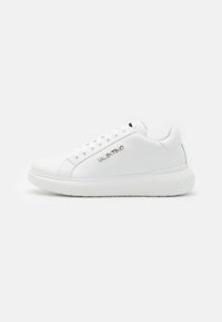 Hvite lær sneakers med en glatt overflate, som har polstret krage, snøring foran og 'VALENTINO'-logo på siden. Tykk gummisåle.